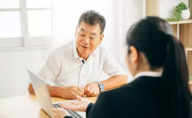 葬儀社とご遺族が、葬儀の相談をしている様子