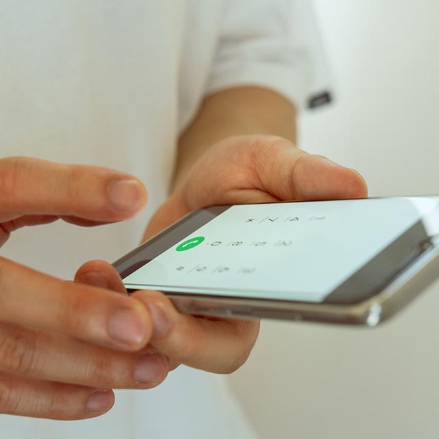 葬儀社に電話をかけている様子